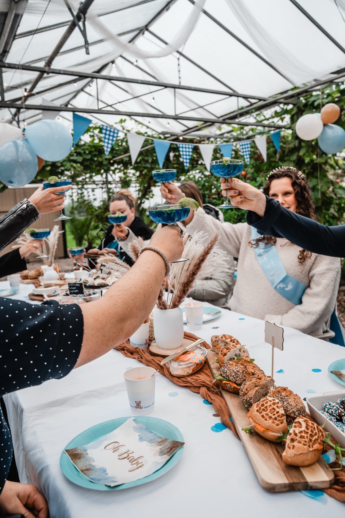 Samen proosten tijdens de babyshower in de kas
