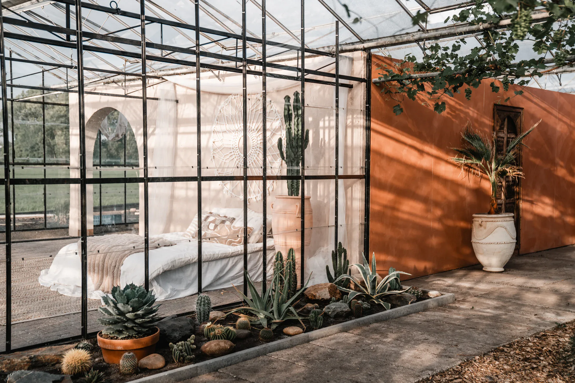 De kas met terracotta muren en groen
